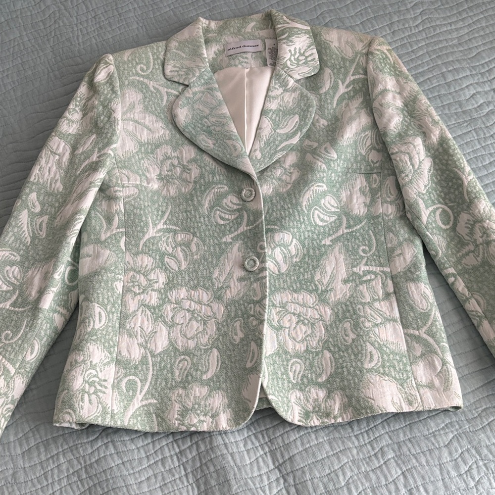 Alfred Dunner Mint Green and White Floral Blazer Size 8 in good condition